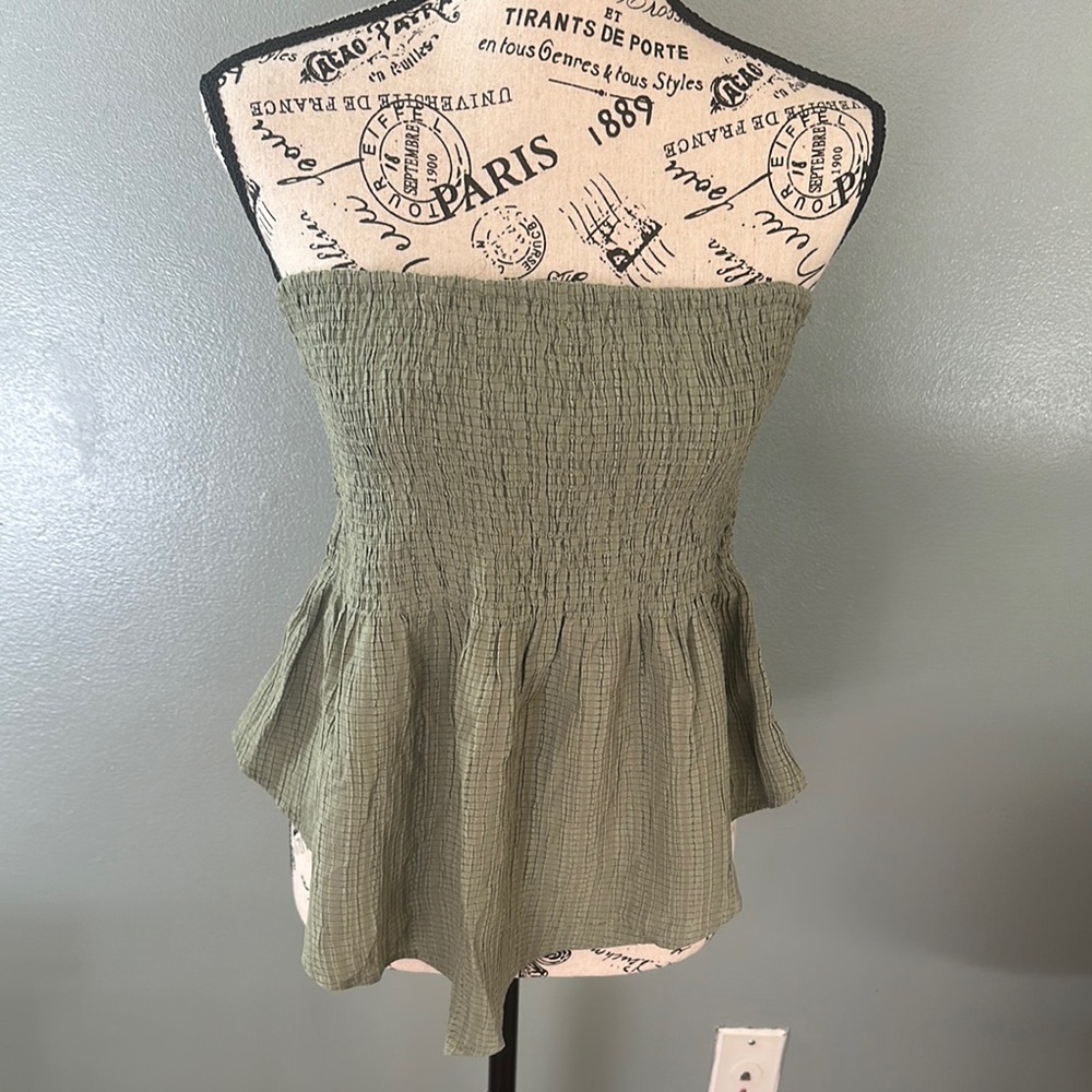 ☀️5/$20 Green Strapless Smocked Top.